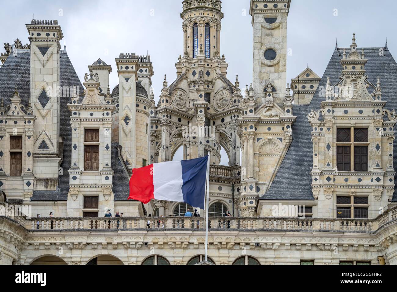 Französische Flagge vor Schloss Chambord im Loiretal, Chambord, Frankreich  |  French Flag at Château de Chambord, Chambord, Loire Valley, France Stock Photo