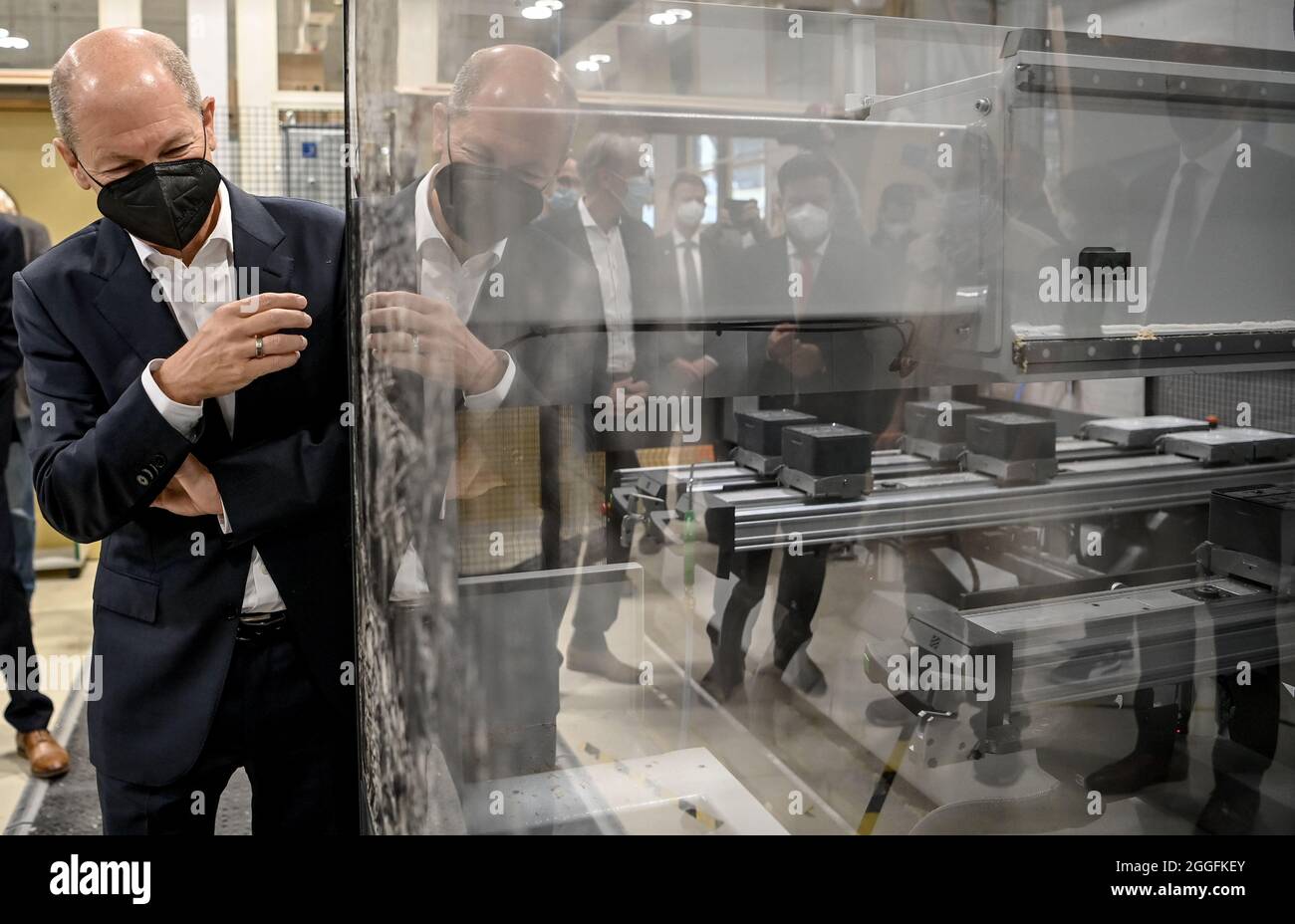 Potsdam, Germany. 31st Aug, 2021. Olaf Scholz (SPD), candidate for the German chancellorship, looks at a machine in the workshop of the training centre Oberlin Berufliche Schulen. Credit: Britta Pedersen/dpa-Zentralbild/dpa/Alamy Live News Stock Photo