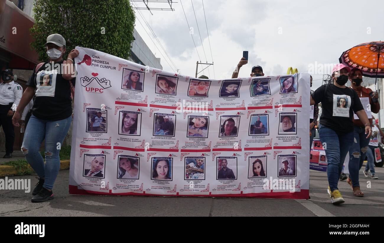 Marcha en el marco del día internacional de personas desaparecidas en vida, el 30 de Agosto 2021 por el colectivo “HASTA ENCONTRARTE” Irapuato, Guanaj Stock Photo
