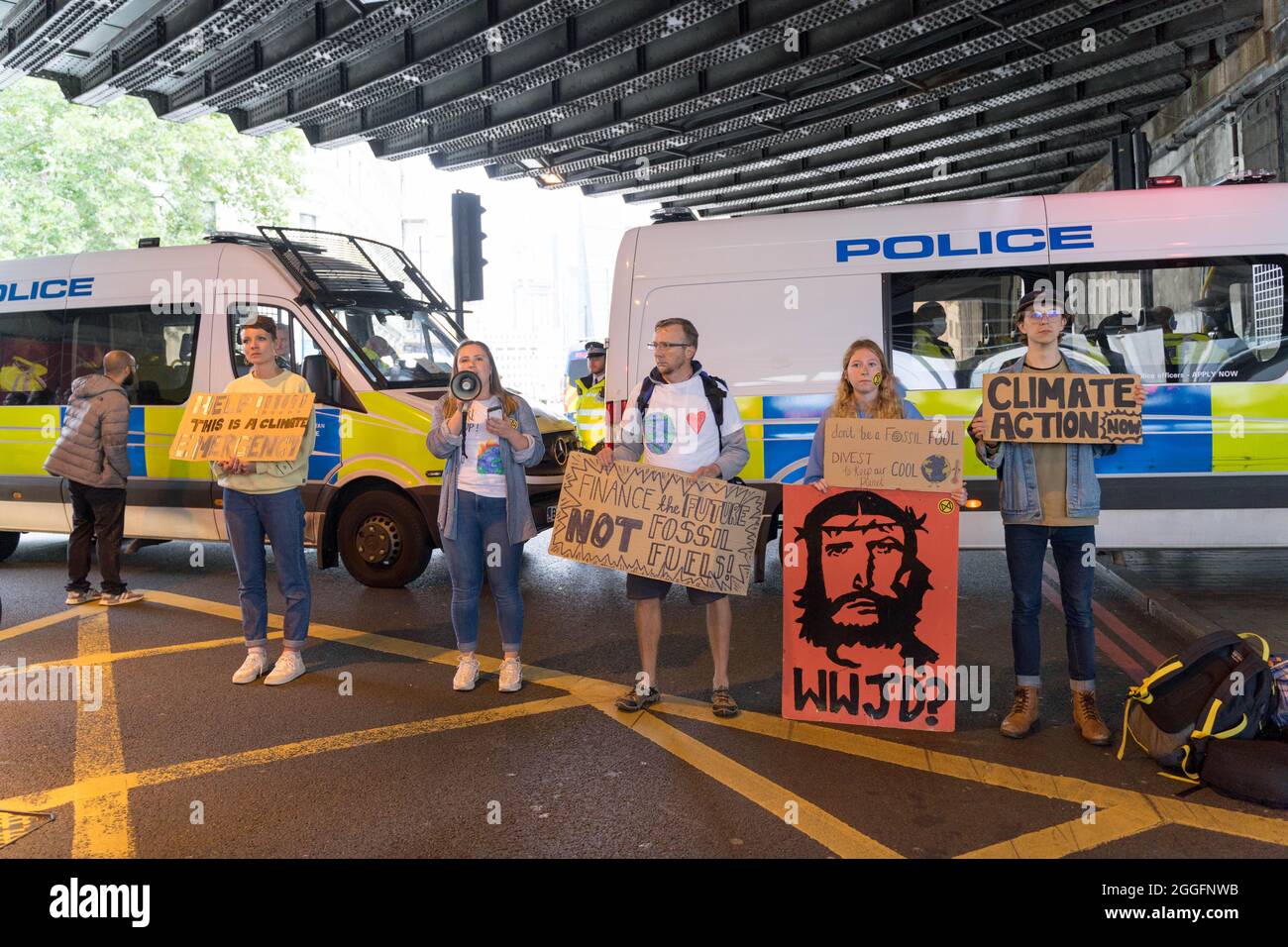 London, UK. 31sth August 2021. London Bridge reopend for traffic  in both directions after an afternoon's block-off by  Extinction Rebellion XR protesting for climate change at south side of London Bridge near Borough Market.  demonstrators holding placards and chanting under the network railway bridge near  Borough market in front of police vans. Credit: Xiu Bao/Alamy Live News Stock Photo