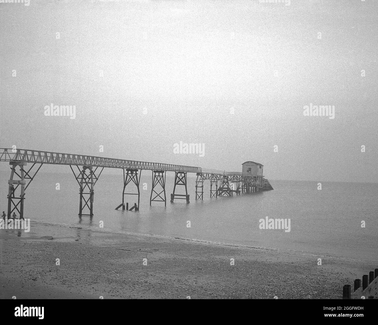 1950s, historical, the wooden gangway and old lifeboat station at Selsey, West Sussex, England, UK. A lifeboat service was established in Selsey in 1861. In 1927 to house the station's new motor lifeboat, the boat house was re-built and this structure is seen in the picture. This slipway station was again rebuilt in the late 1950s but was taken down in 2017. Stock Photo
