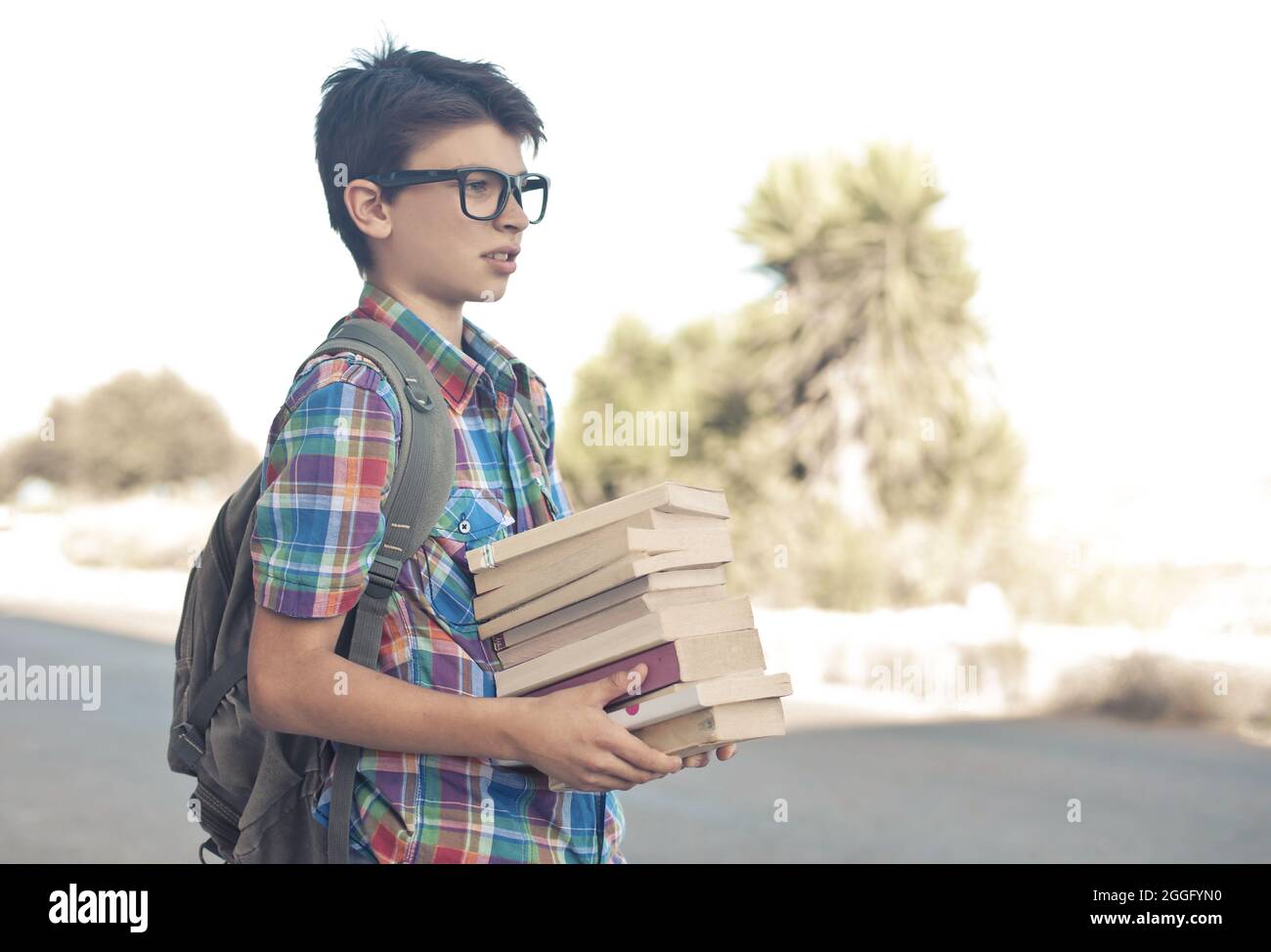 Student carrying books in backpack hi-res stock photography and images ...