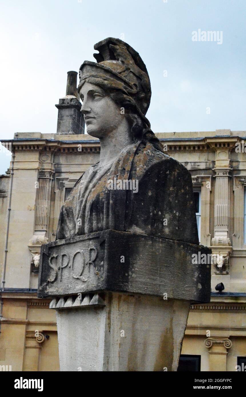 Statue of goddess roma hi-res stock photography and images - Alamy