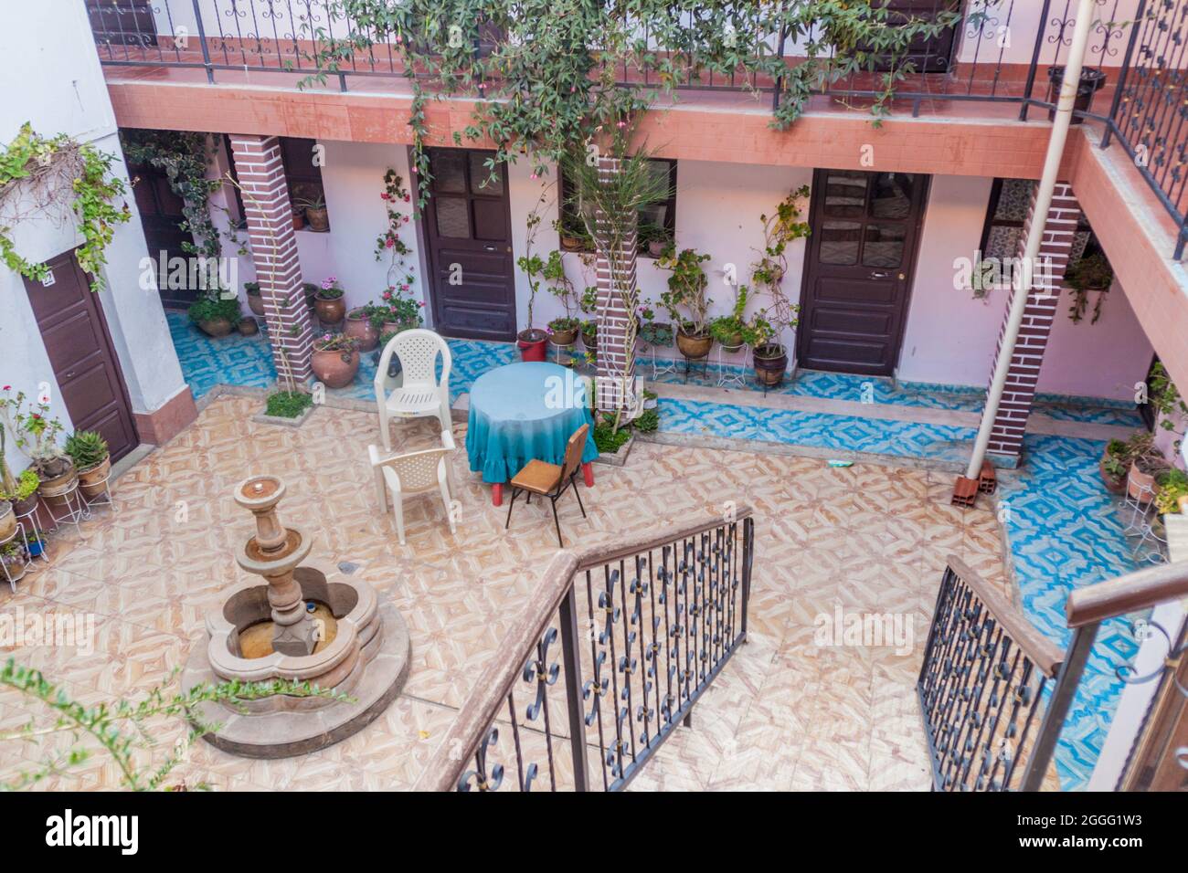 Courtyard of a house hi-res stock photography and images - Alamy