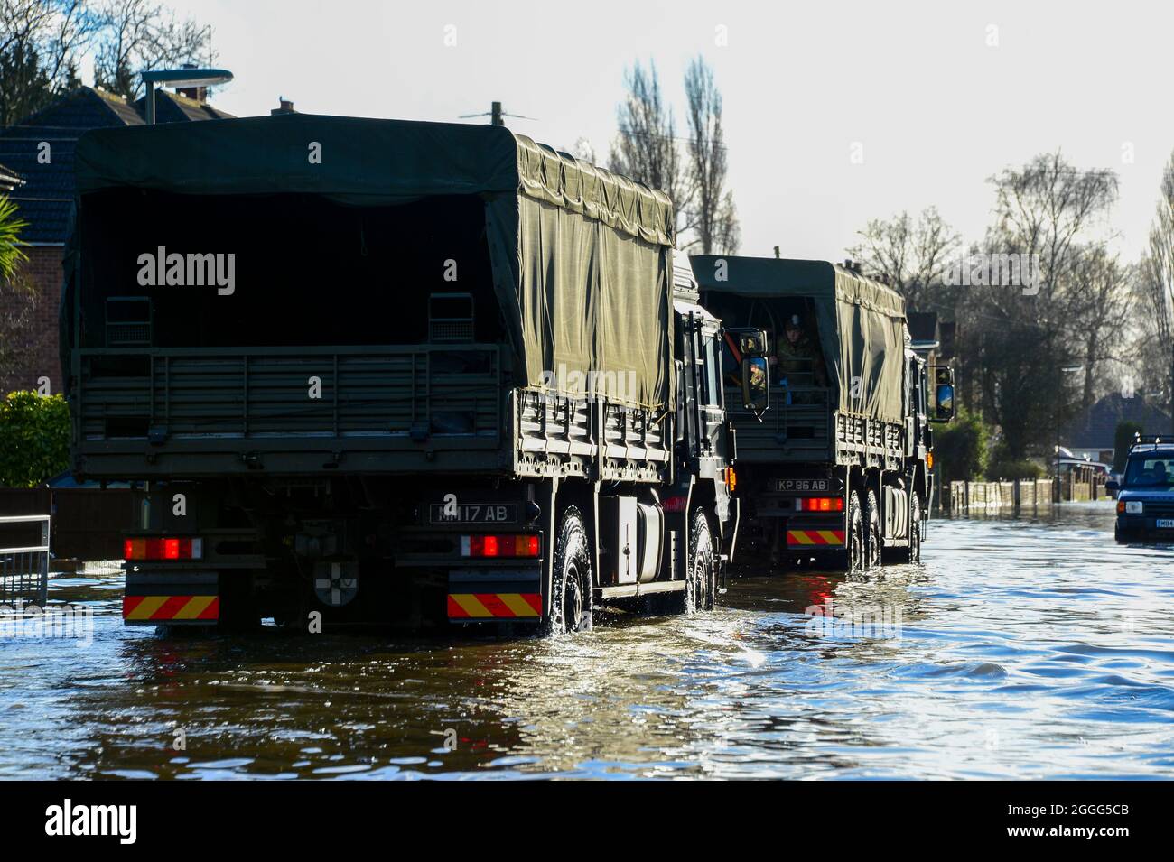 The British Army give aid to residents in flood stricken Chertsey. Providing sandbags and aid where needed Stock Photo