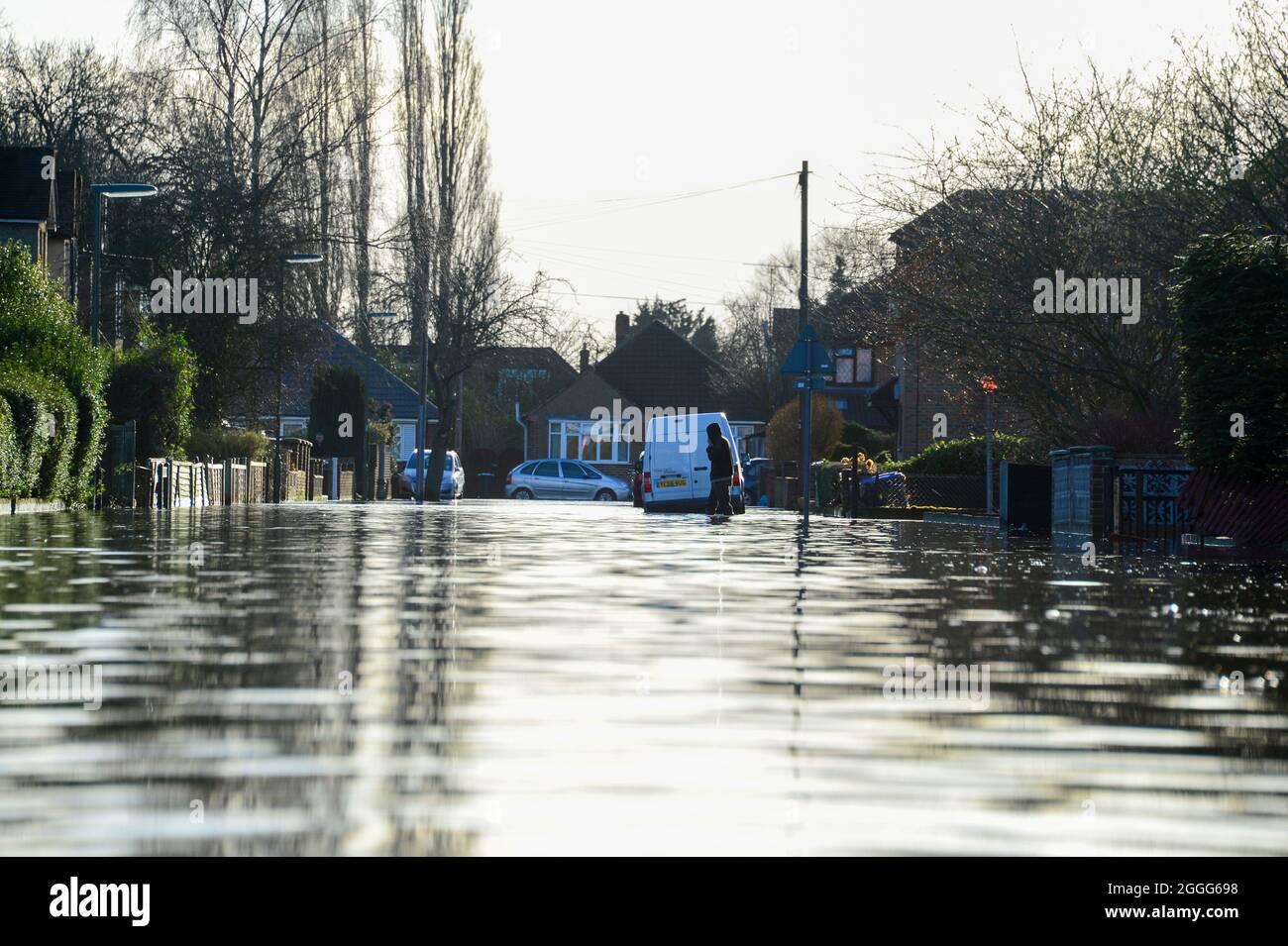 The British Army give aid to residents in flood stricken Chertsey. Providing sandbags and aid where needed Stock Photo