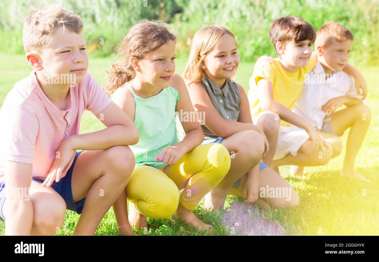 Portrait of five smiling friends kids posing in a park Stock Photo - Alamy