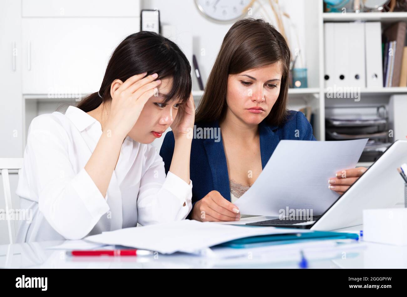Two women office unhappy hi-res stock photography and images - Alamy