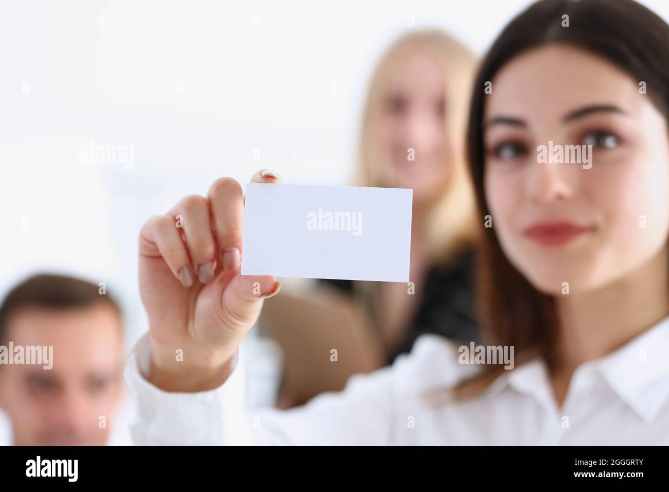 рука пустая дает что то. рука протягивает билет. Give blank.