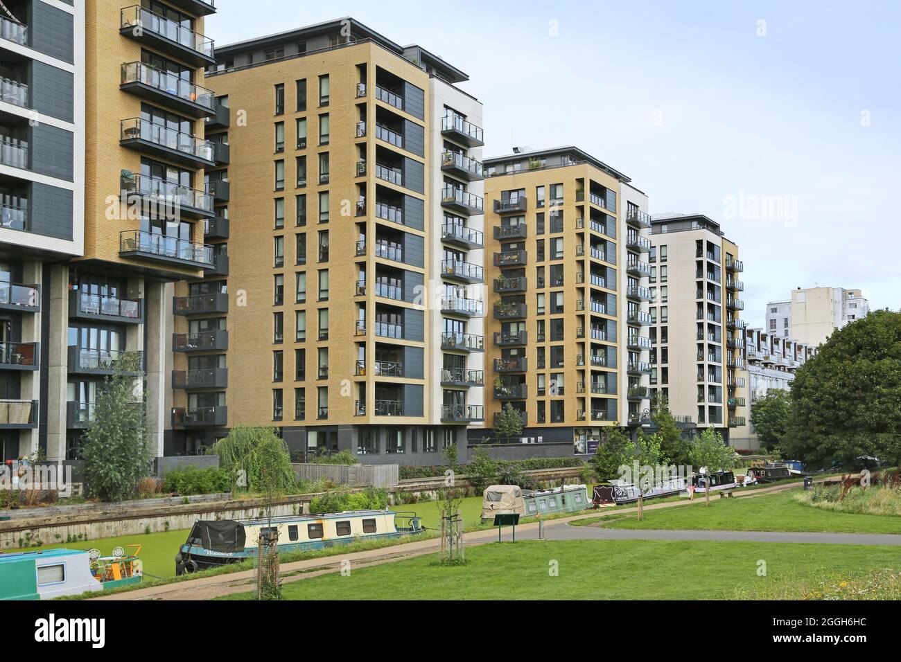 Suttons Wharf, a new residential development next to the Grand Union Canal in East London. Designed by Burwell Deakins Architects Stock Photo