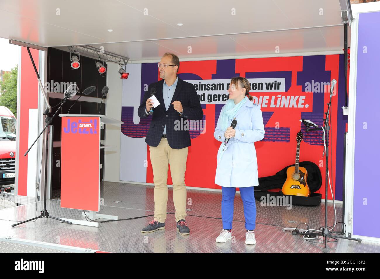 Sebastian Lange und Olga Fot bei der Städtetour der Partei Die Linke zur Bundestagswahl 2021 mit dem Motto 'Sozial gerecht. Vor Ort. Jetzt!' auf dem A Stock Photo