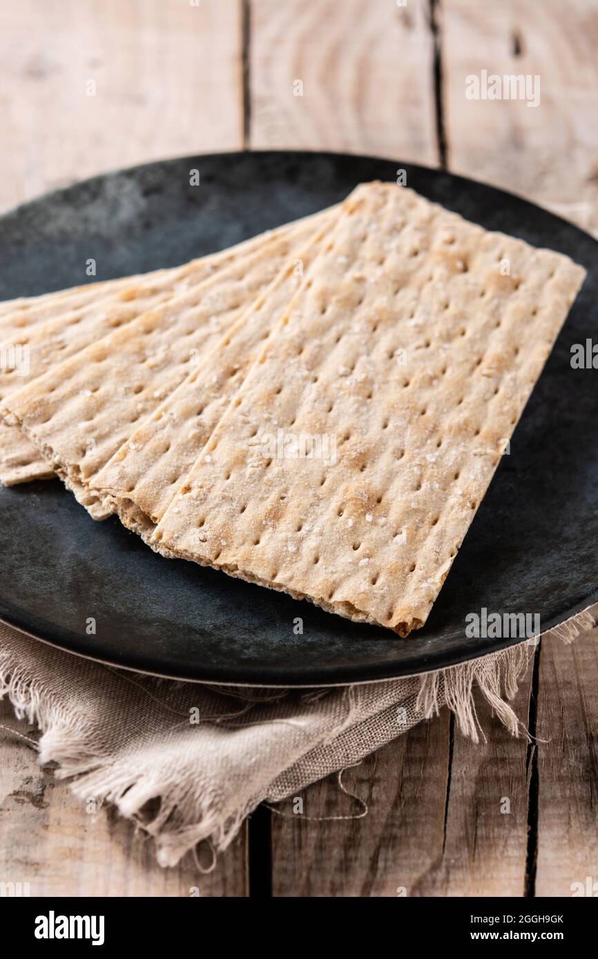 Matzah jewish traditional passover hi-res stock photography and images ...