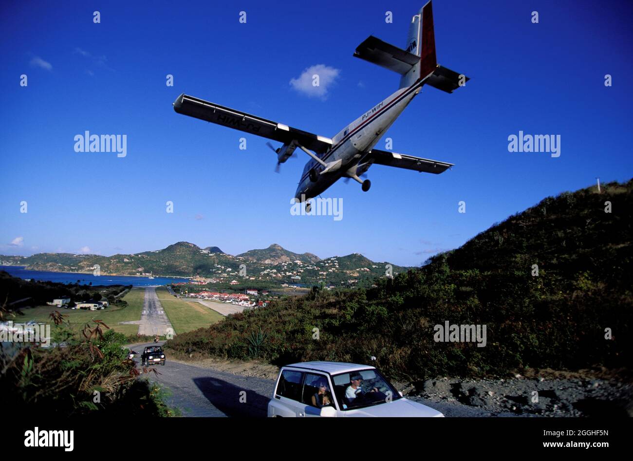 Snaphappy St. Barts tourist grazed by plane