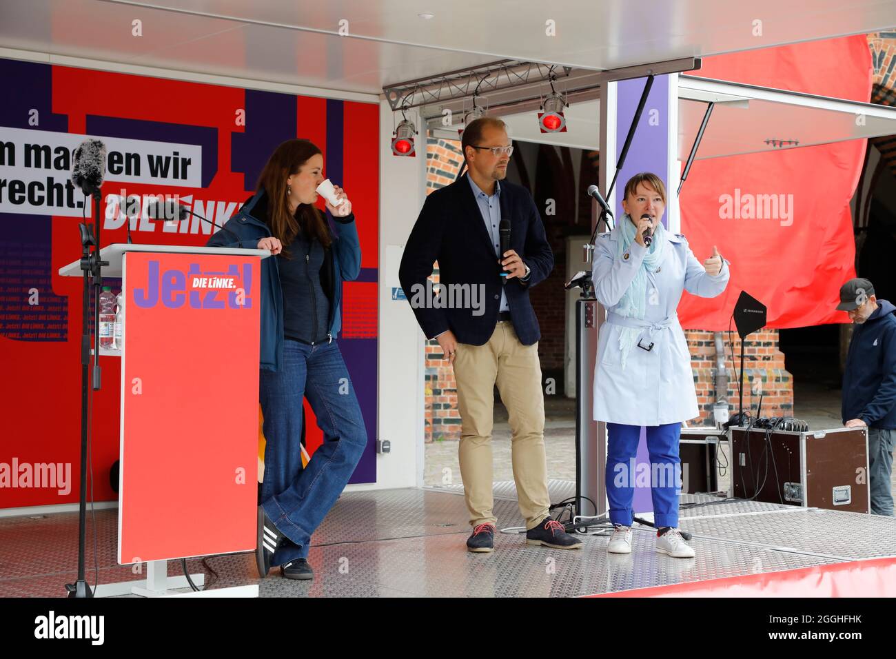 Janine Wissler, Sebastian Lange und Olga Fot bei der Städtetour der Partei Die Linke zur Bundestagswahl 2021 mit dem Motto 'Sozial gerecht. Vor Ort. J Stock Photo