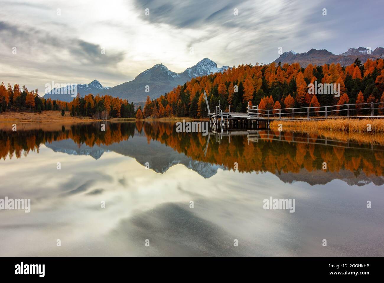 Herbst im Engadin in der Schweiz am Stazersee Stock Photo
