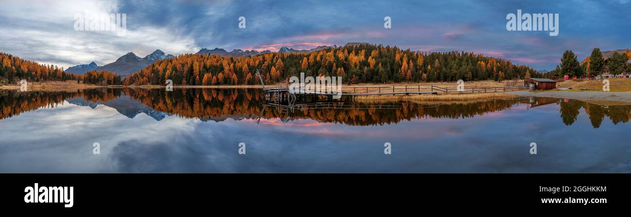 Herbstpanorama im Engadin in der Schweiz am Stazersee Stock Photo
