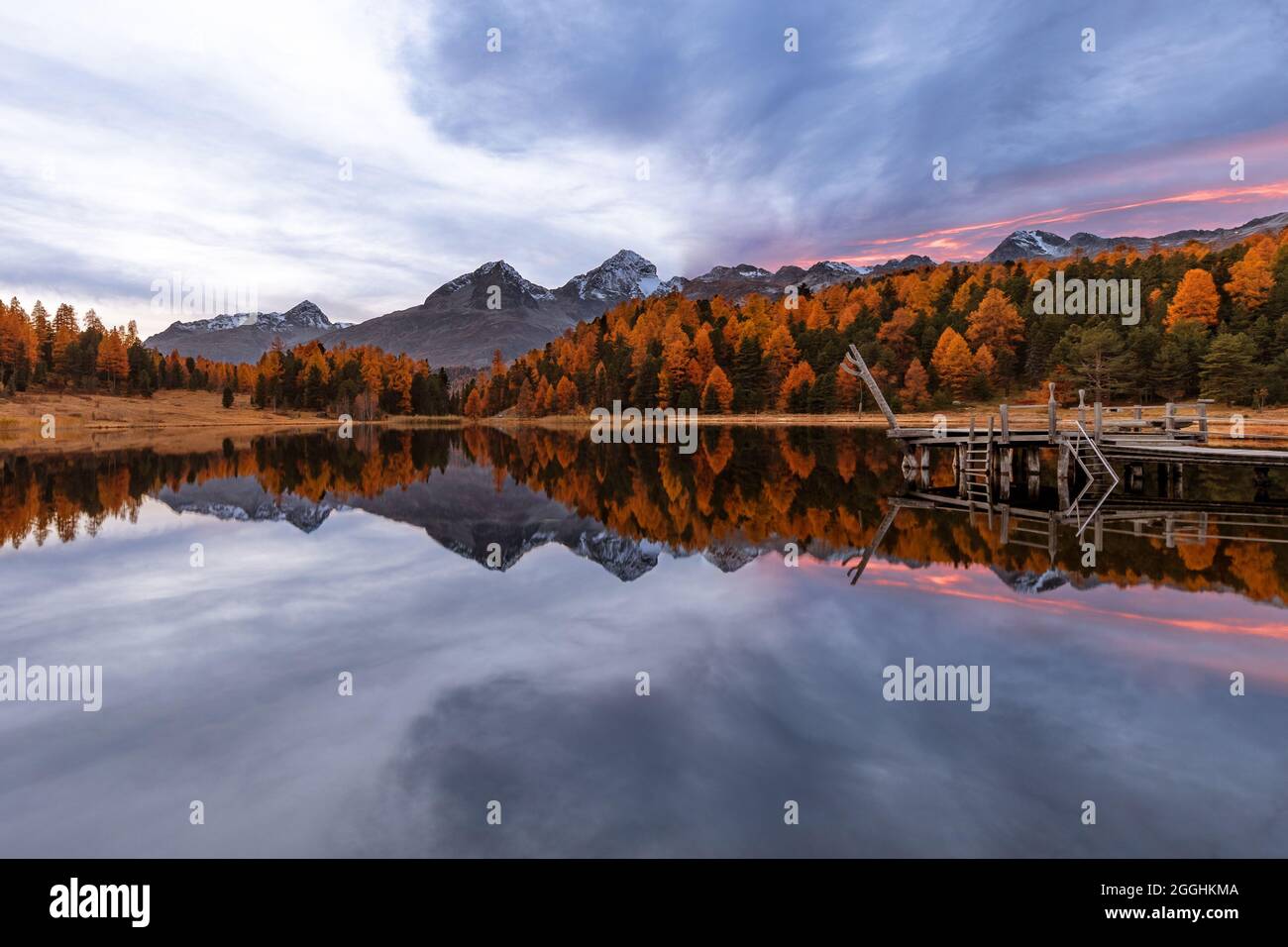 Herbstpanorama im Engadin in der Schweiz am Stazersee Stock Photo