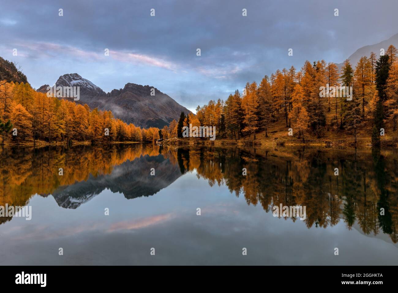 Sonnenaufgang am Palpuognasee Kanton Graubünden Schweiz Stock Photo