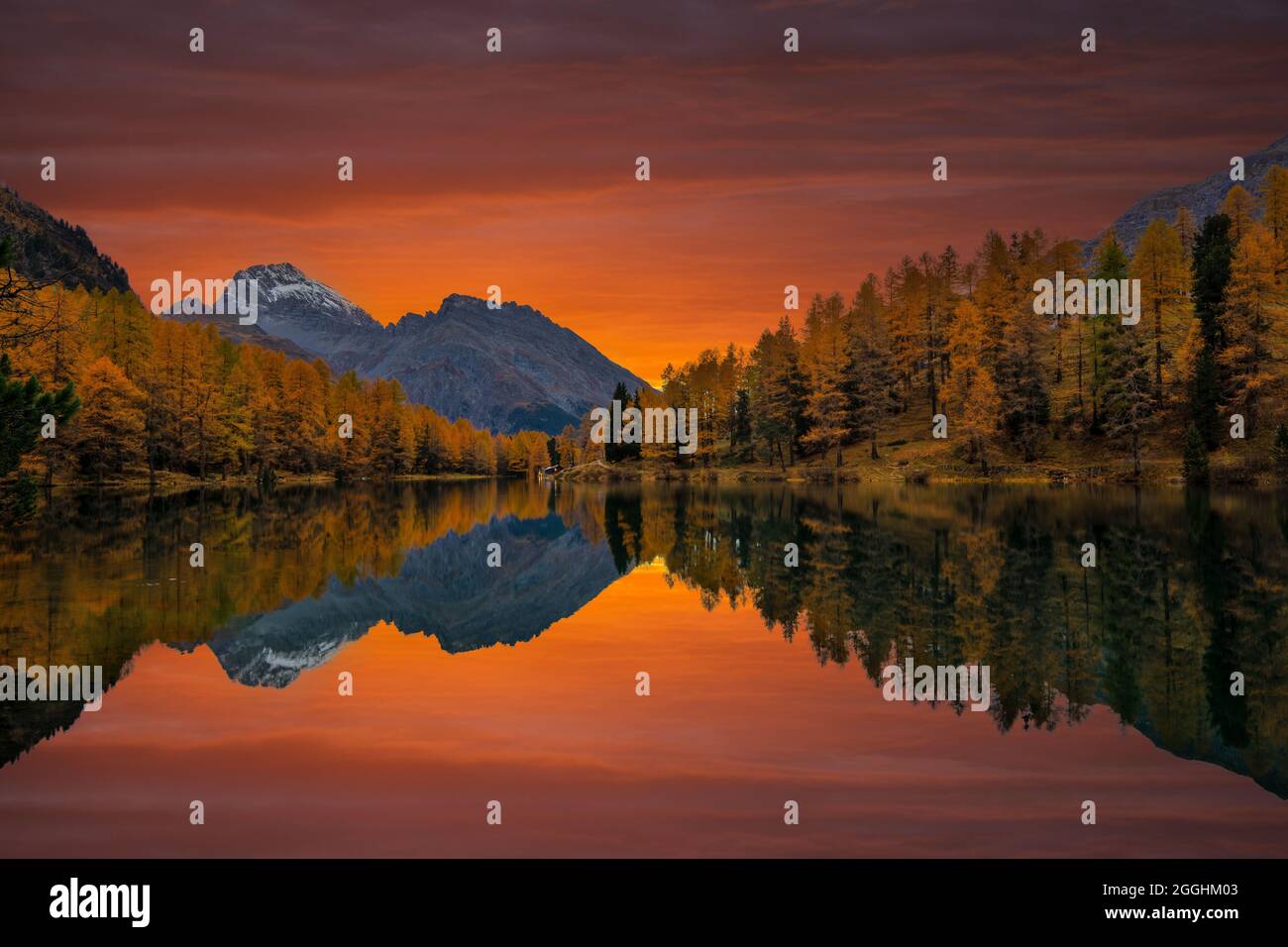 Sonnenaufgang am Palpuognasee Kanton Graubünden Schweiz Stock Photo