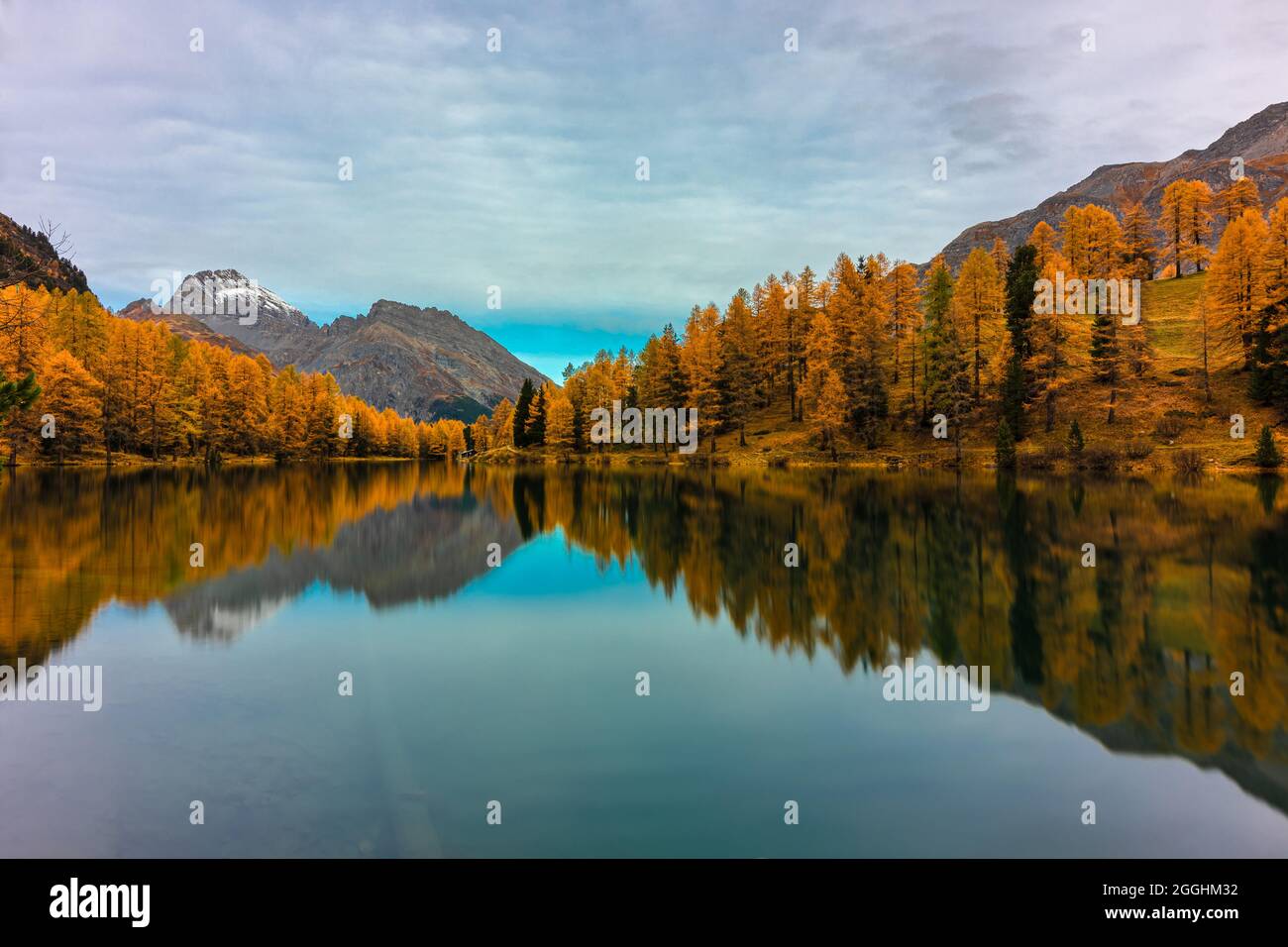 Sonnenaufgang am Palpuognasee Kanton Graubünden Schweiz Stock Photo
