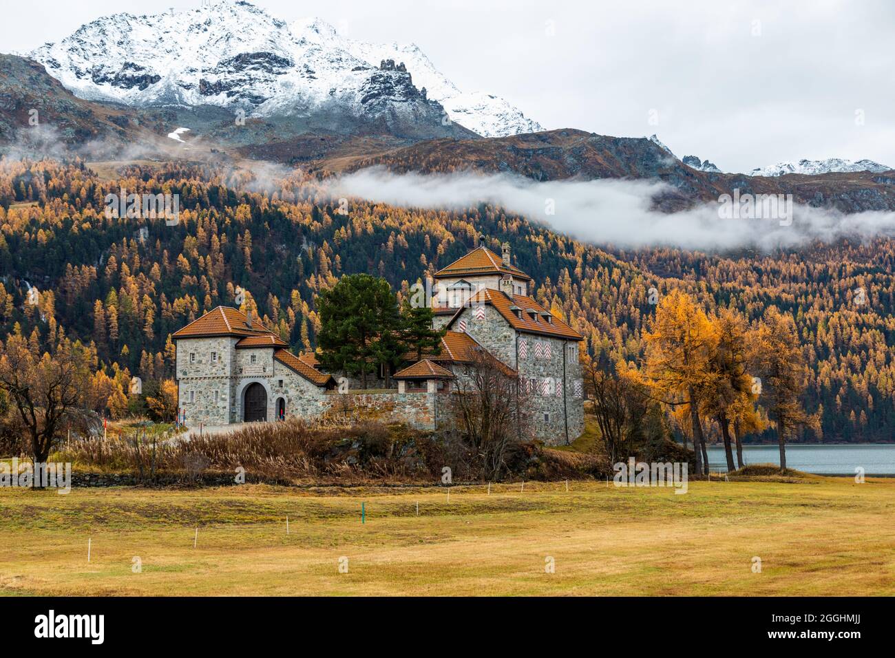altes Haus a, Silsersee im Engadin in der Schweiz mit morgennebel in Hintergrund im Herbst Stock Photo