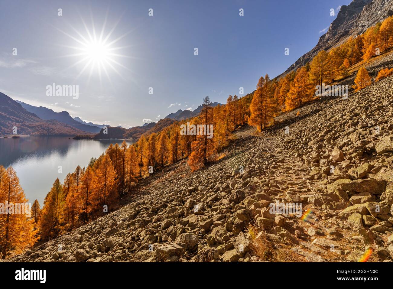 Wanderung im Herbst am Silser Höhenweg in der Schweiz im Engadin Stock Photo