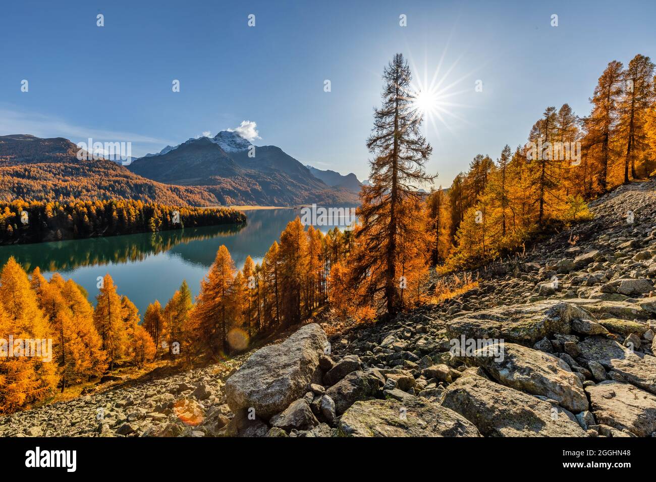 Wanderung im Herbst am Silser Höhenweg in der Schweiz im Engadin Stock Photo