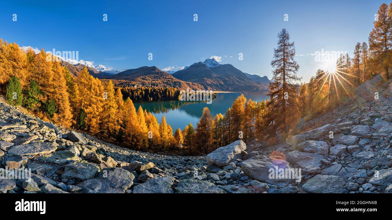 Wanderung im Herbst am Silser Höhenweg in der Schweiz im Engadin Stock Photo