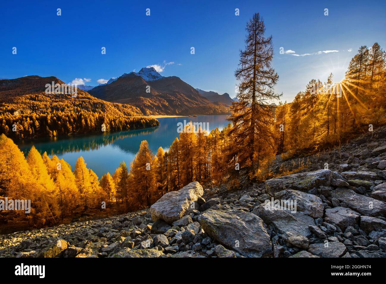 Wanderung im Herbst am Silser Höhenweg in der Schweiz im Engadin Stock Photo
