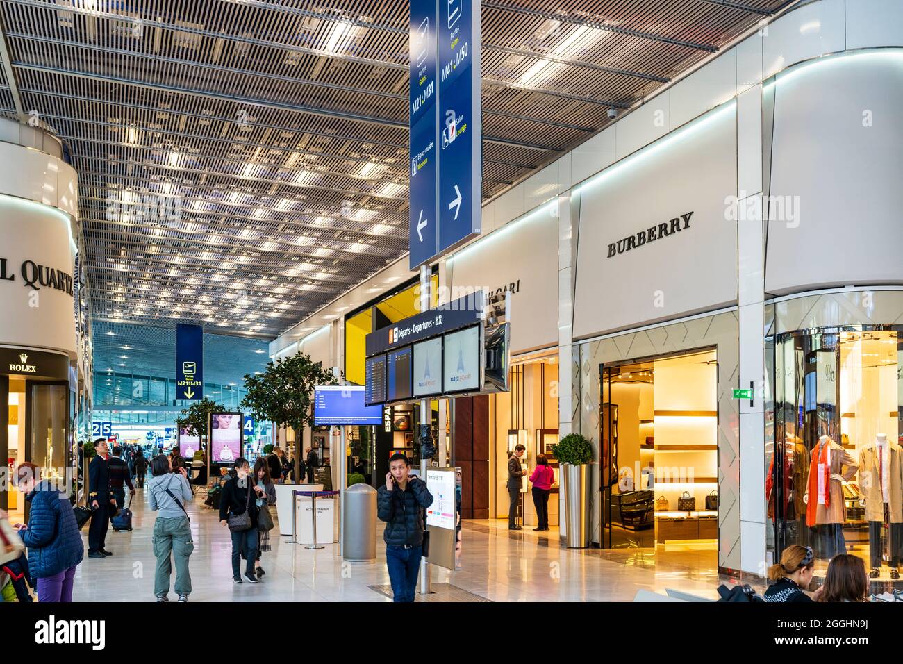 Charles De Gaulle Airport. Interior of Terminal 2E departure lounge. People  walking by fashionable stores with the Burberry store in the foreground  Stock Photo - Alamy