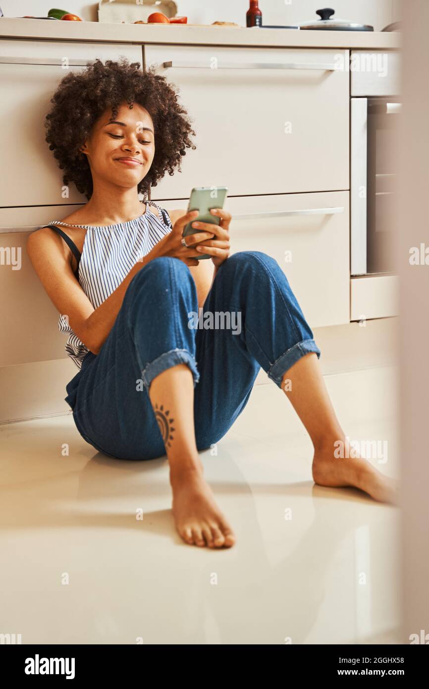 Reading woman leaned hi-res stock photography and images - Alamy