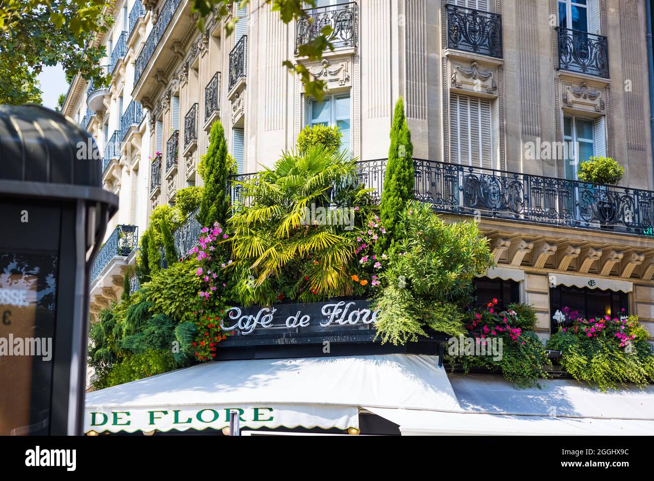PARIS, FRANCE - Aug 15, 2021: A closeup shot of Cafe de Flore on a sunny  day in Paris Stock Photo - Alamy