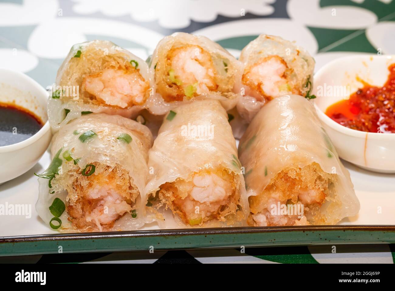 https://c8.alamy.com/comp/2GGJ69P/a-plate-of-delicious-cantonese-morning-tea-dim-sum-crispy-shrimp-rice-rolls-2GGJ69P.jpg