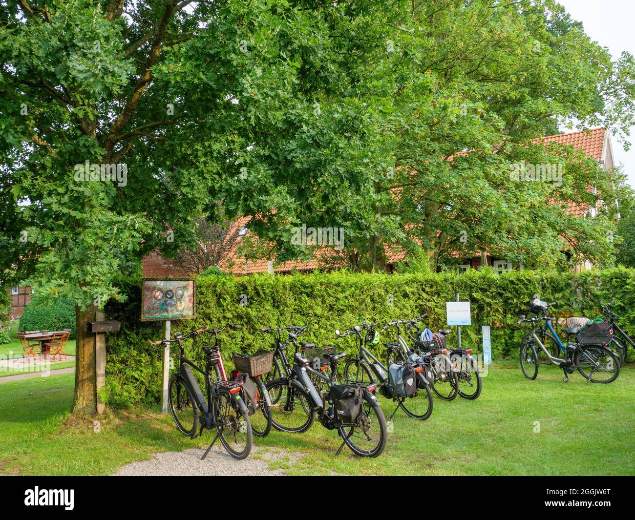 Bicycles in front of the farm and Bauernschänke Blome, Suttrup, Giebeltour im Artland, Osnabrücker Land, Lower Saxony, Germany Stock Photo