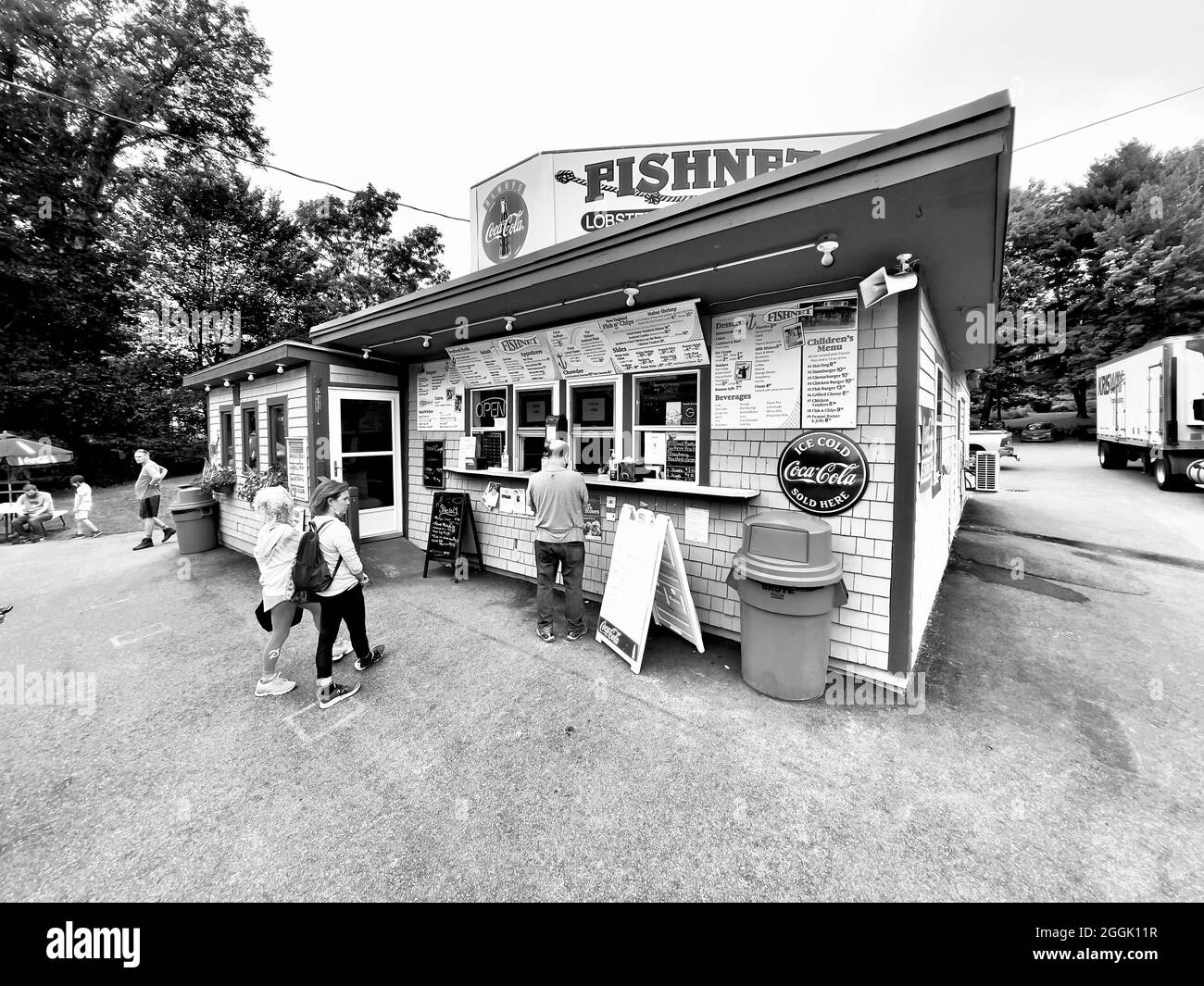 blue hill maine the fish net Fish Net Restaurant in Blue Hill, Maine is a Low-key roadside restaurant  offering lobster & seafood plates Stock Photo