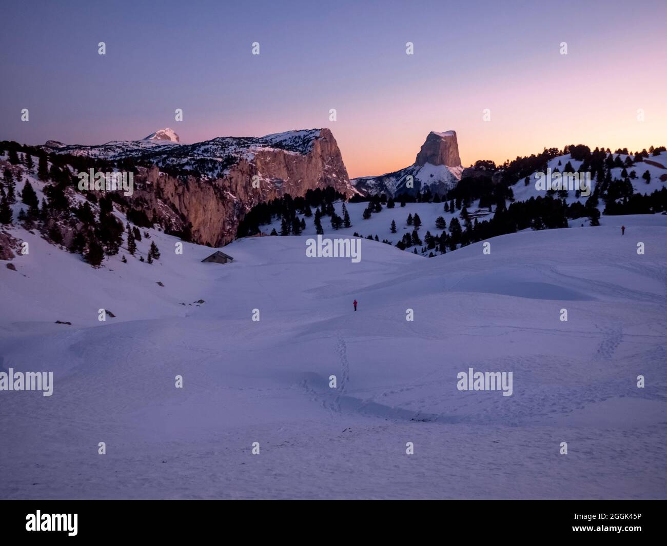 Ski tour through the nature reserve Réserve naturelle des Hauts Plateaux du Vercors, plateau at Refuge les Chaumailloux, view of Mont Aiguille Stock Photo