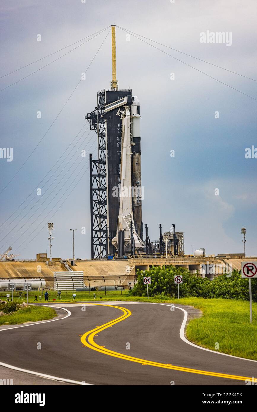 USA. 27th Aug, 2021. A SpaceX Falcon 9 rocket carrying the Dragon cargo craft sits on the launch pad at NASA's Launch Complex at the agency's Kennedy Space Center in Florida on Aug. 27, 2021. The launch was later delayed until Aug. 29, 2021. (Photo by Alex G Perez/AGPfoto/Sipa USA) Credit: Sipa USA/Alamy Live News Stock Photo
