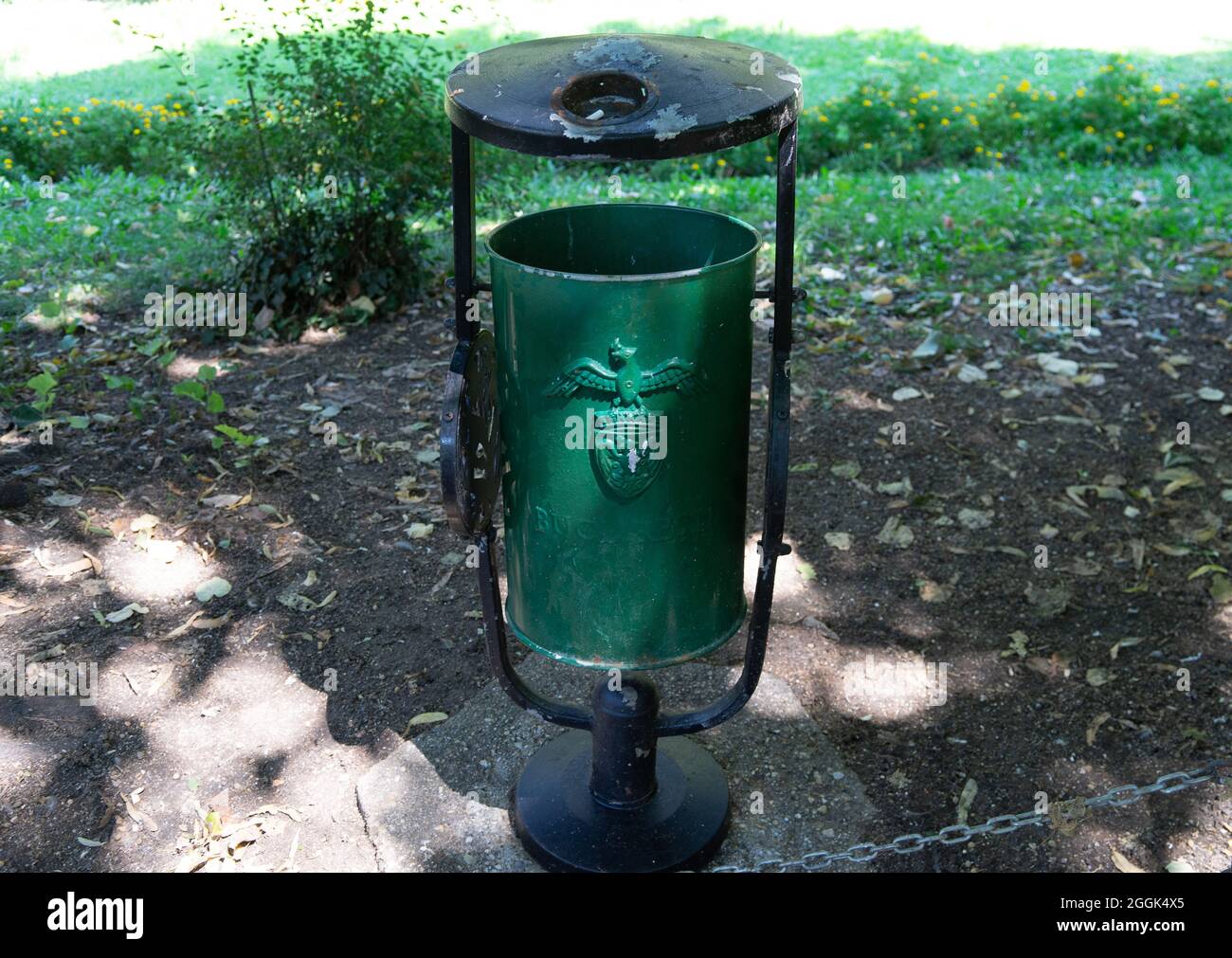 https://c8.alamy.com/comp/2GGK4X5/outdoor-metal-public-trash-can-close-up-garbage-can-in-a-public-park-in-bucharest-romania-2021-2GGK4X5.jpg