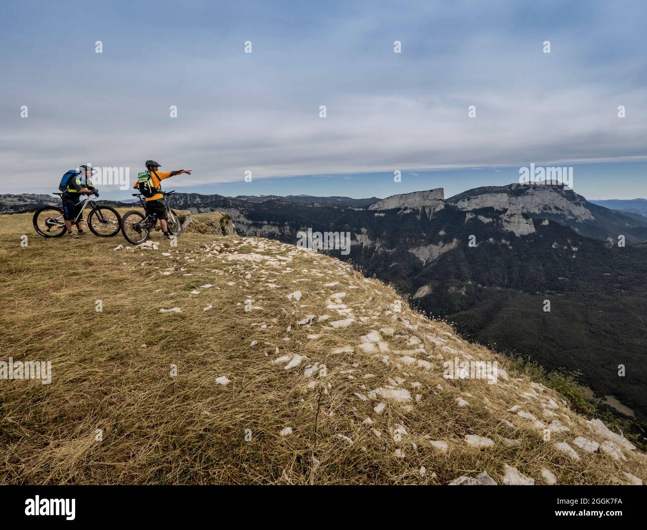 Mountain bikers on single trails on tour through the Hauts-Plateaux du Vercors nature reserve, Auvergne-Rhône-Alpes. At the edge between Pas des Ècondus and Pas de l'Èchelette near the Col du Rousset - view to the south. Stock Photo