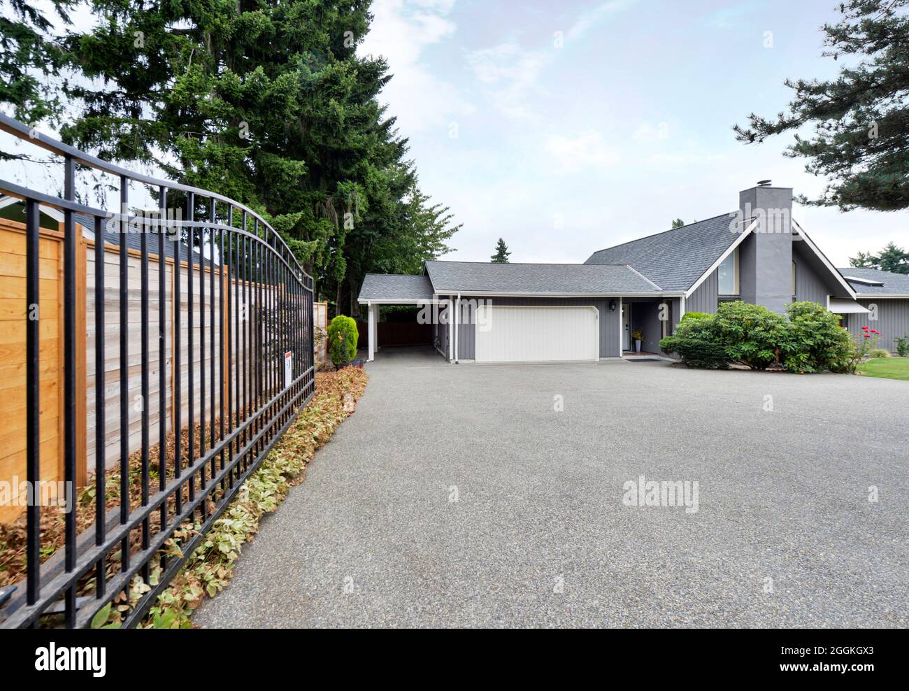Modern house indoor outdoor hi-res stock photography and images - Alamy