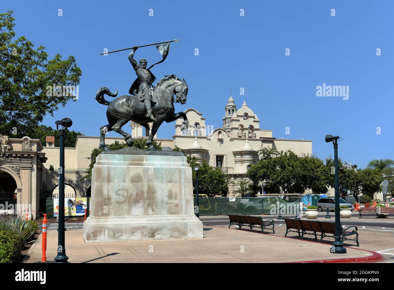 SAN DIEGO, CALIFORNIA - 25 AUG 2021: El Cid Statue in Balboa Park, with the Mingei International Museum in the background. Stock Photo