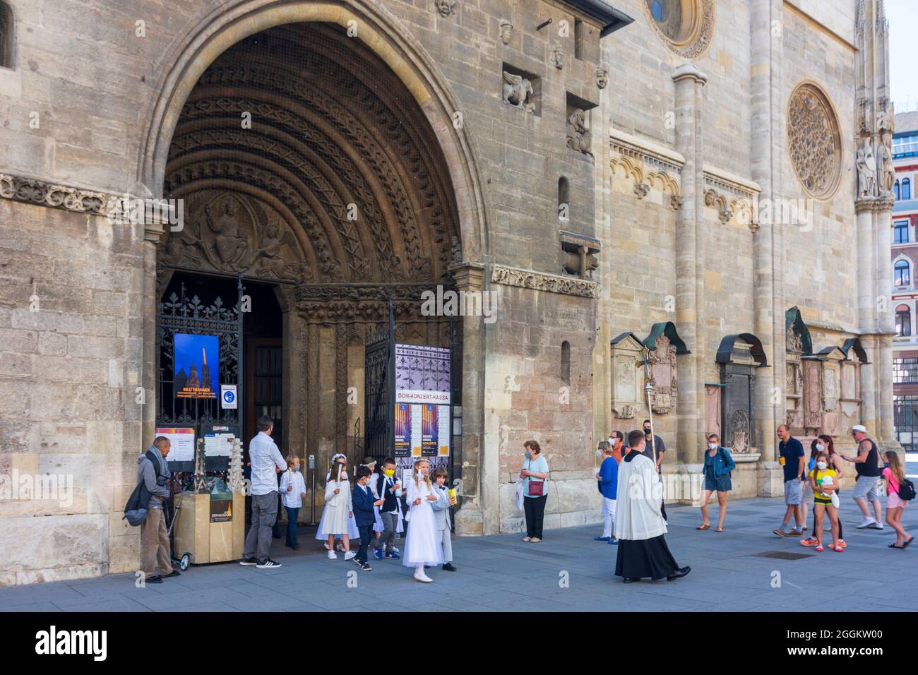 Vienna, procession after church service, children wearing FFP2 face masks, entrance of Stephansdom (St. Stephen's Cathedral) in 01. Old Town, Vienna, Austria Stock Photo