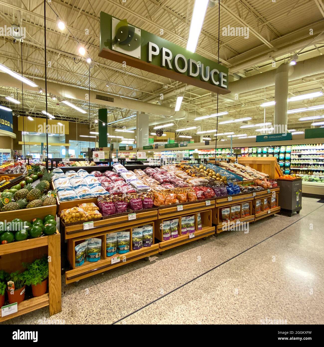 Produce aisle hi-res stock photography and images - Alamy