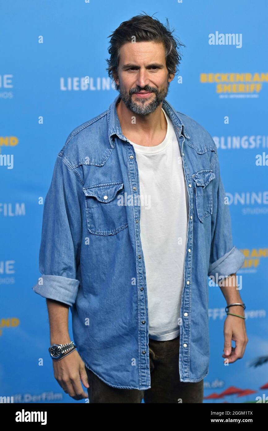 Munich, Deutschland. 01st Sep, 2021. Tom Beck (actor), single image, trimmed single motif, half figure, half figure. Film premiere of BECKENRAND SHERIFF on September 1st, 2021. Credit: dpa/Alamy Live News Stock Photo