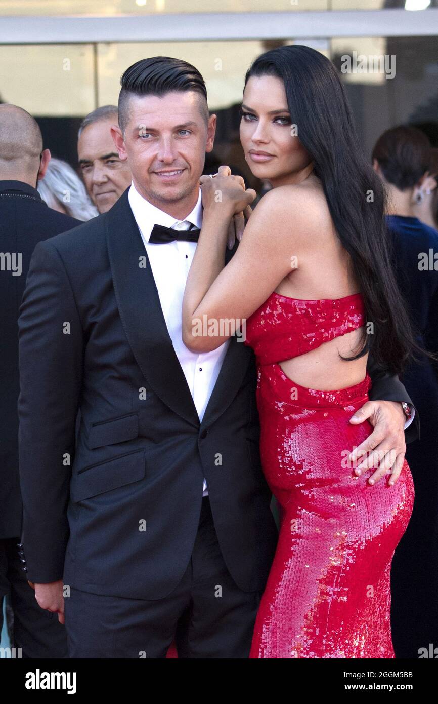 Andre Lemmers and Adriana Lima attending the Madres Paralelas Premiere