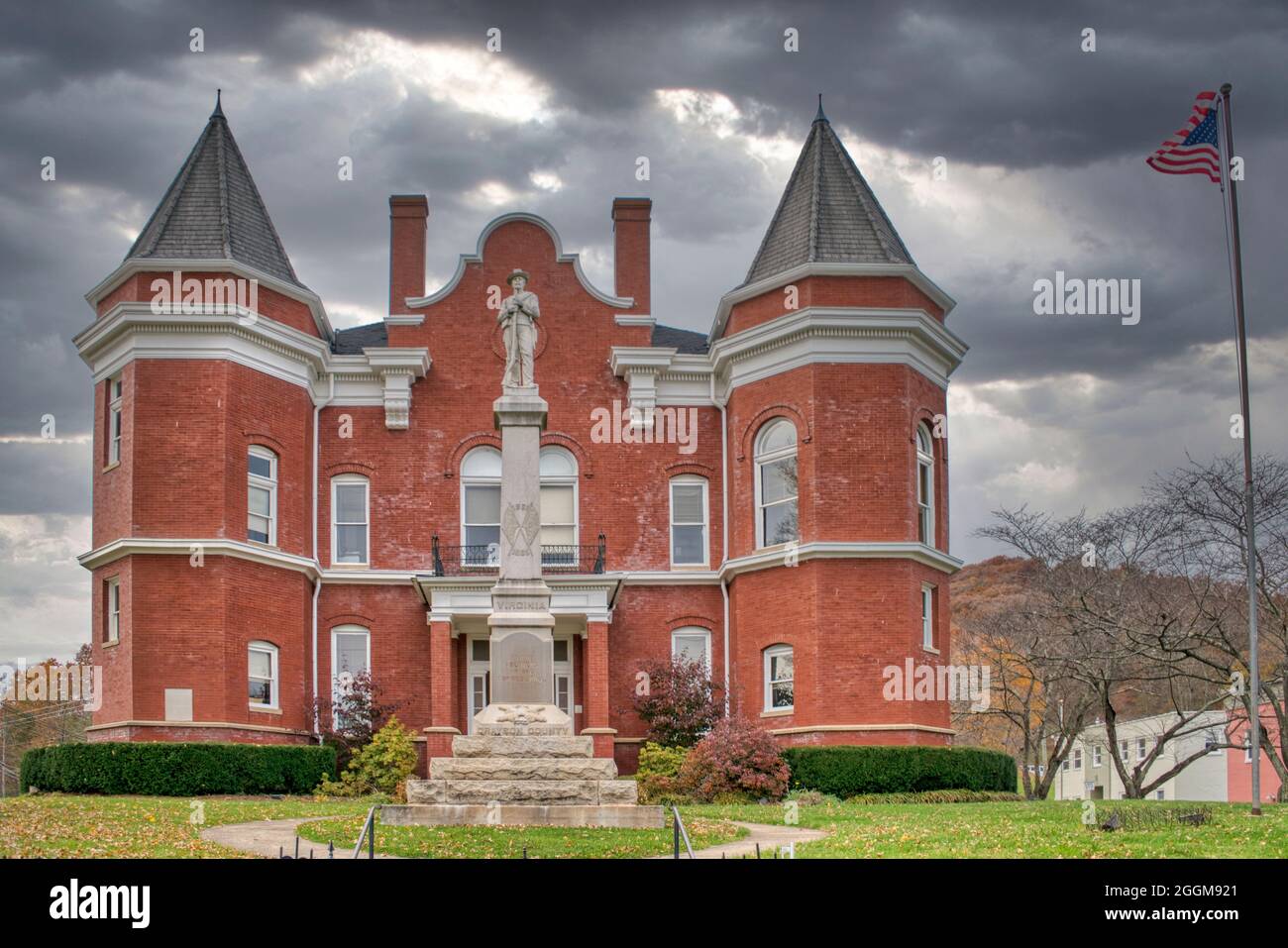 The historic Grayson County Courthouse with Confederate Monument in