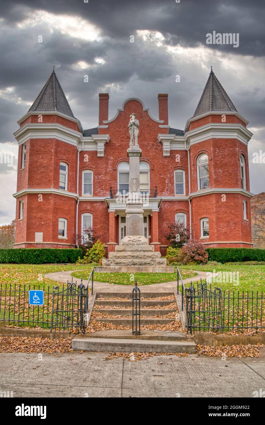 The historic Grayson County Courthouse with Confederate Monument in