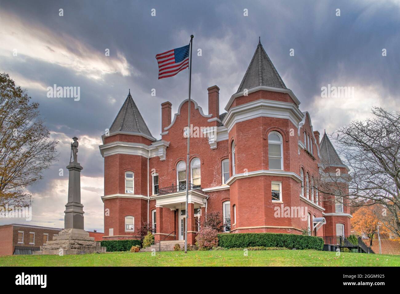 The historic Grayson County Courthouse with Confederate Monument in