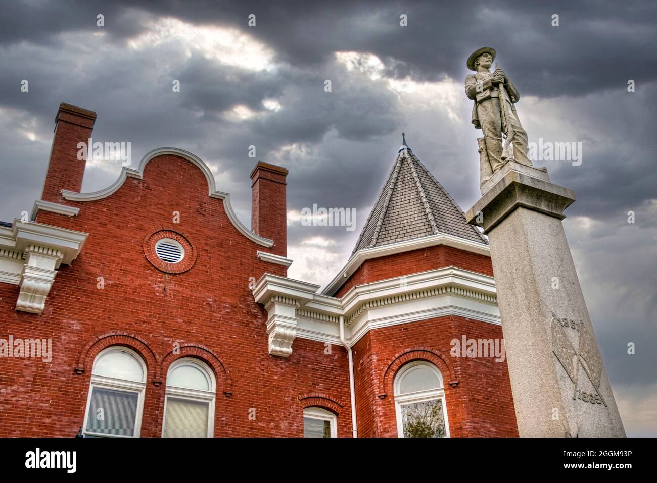 The historic Grayson County Courthouse with Confederate Monument in