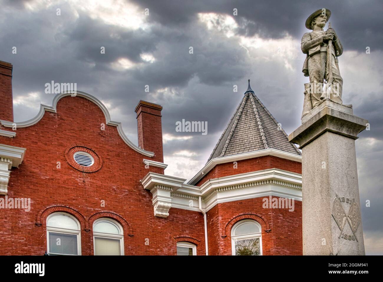 The historic Grayson County Courthouse with Confederate Monument in